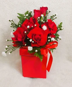 Caixa Buquê com Arranjo de 6 Rosas Vermelhas e Acompanhamentos