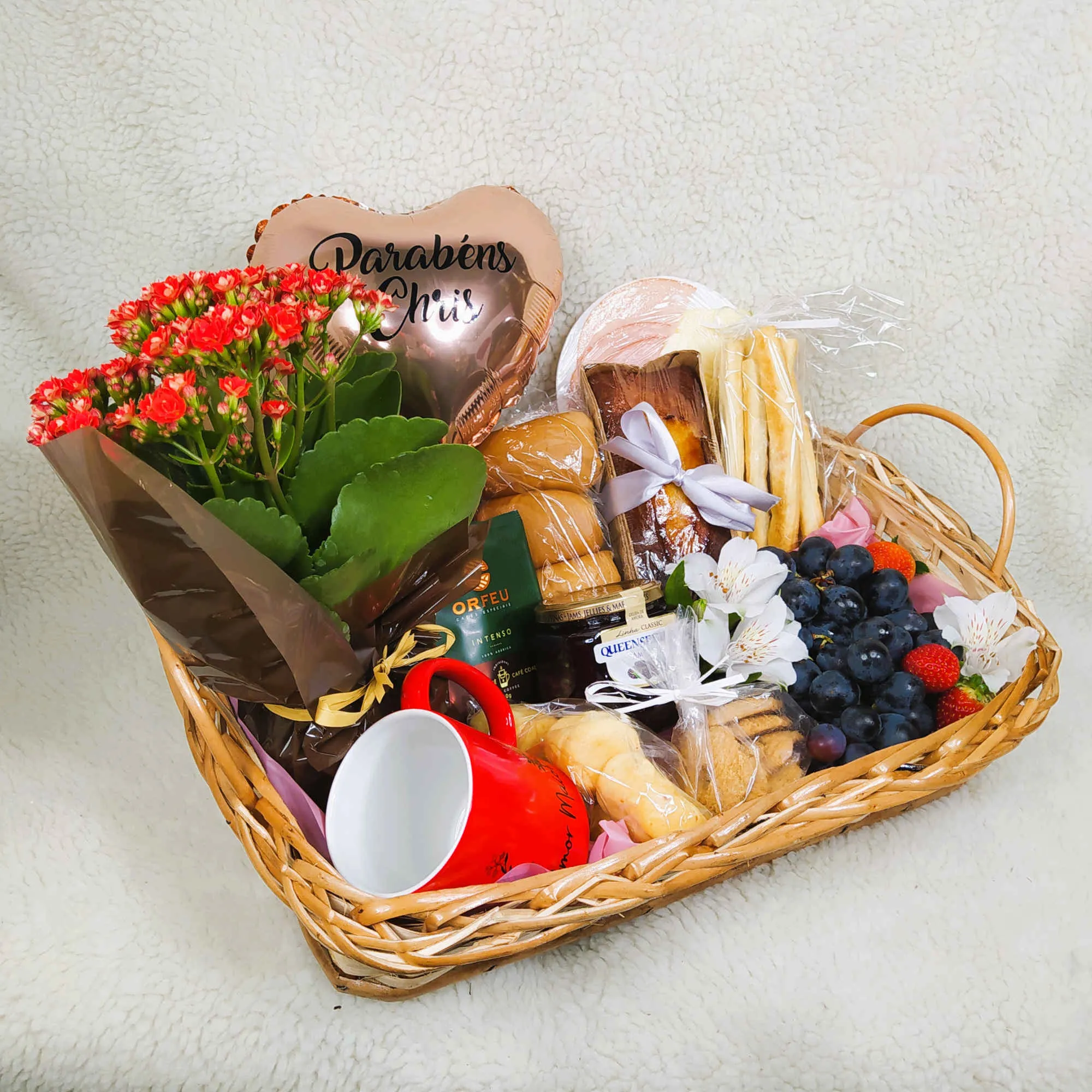 Cesta de Café da Manhã Grande em Vime com Balão Coração M, Frios e Flor Plantada