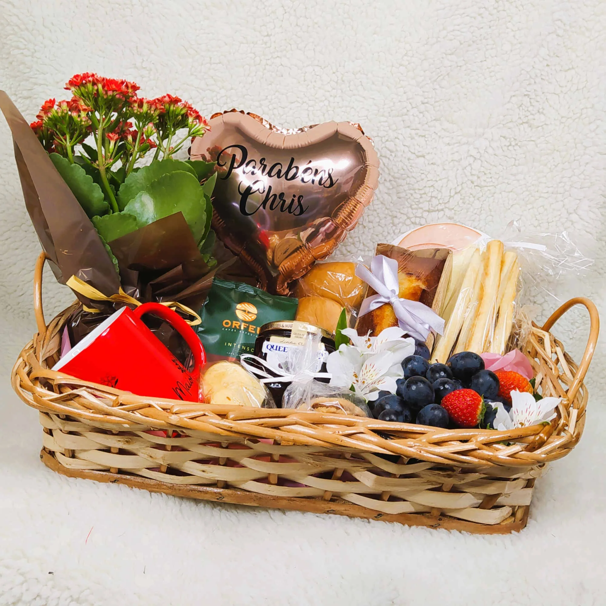 Cesta de Café da Manhã Grande em Vime com Balão Coração M, Frios e Flor Plantada - Imagem 3